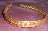 Tiara artesanal trançada no Capim Dourado