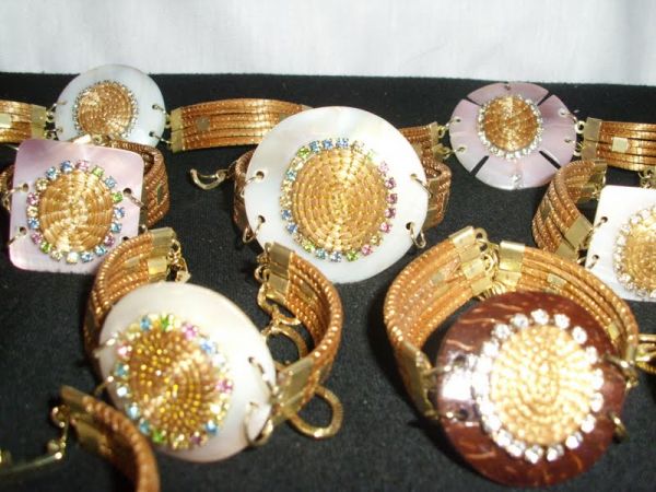 Pulseira em capim dourado com strass