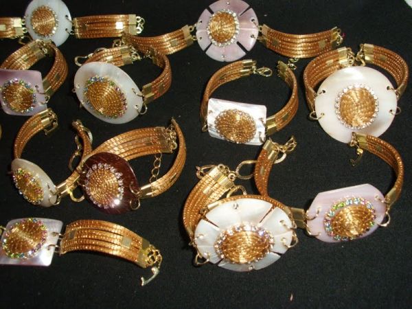 Pulseira em capim dourado com strass